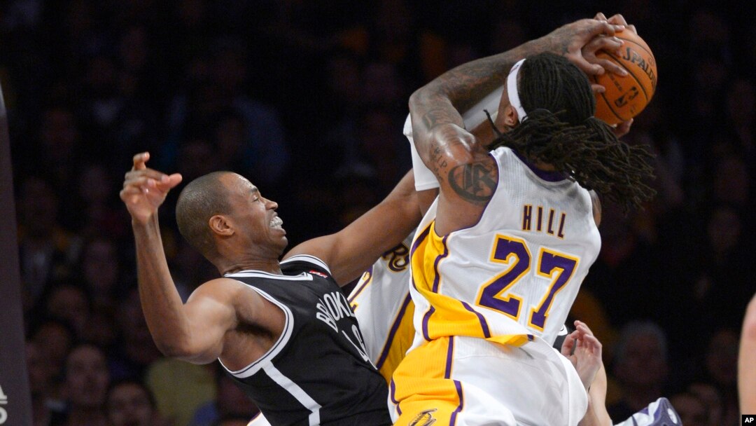 Pemain Los Angeles Lakers Jordan Hill (kanan) berhadapan dengan pemain Brooklyn Nets Jason Collins dalam sebuah pertandingan NBA di Los Angeles.