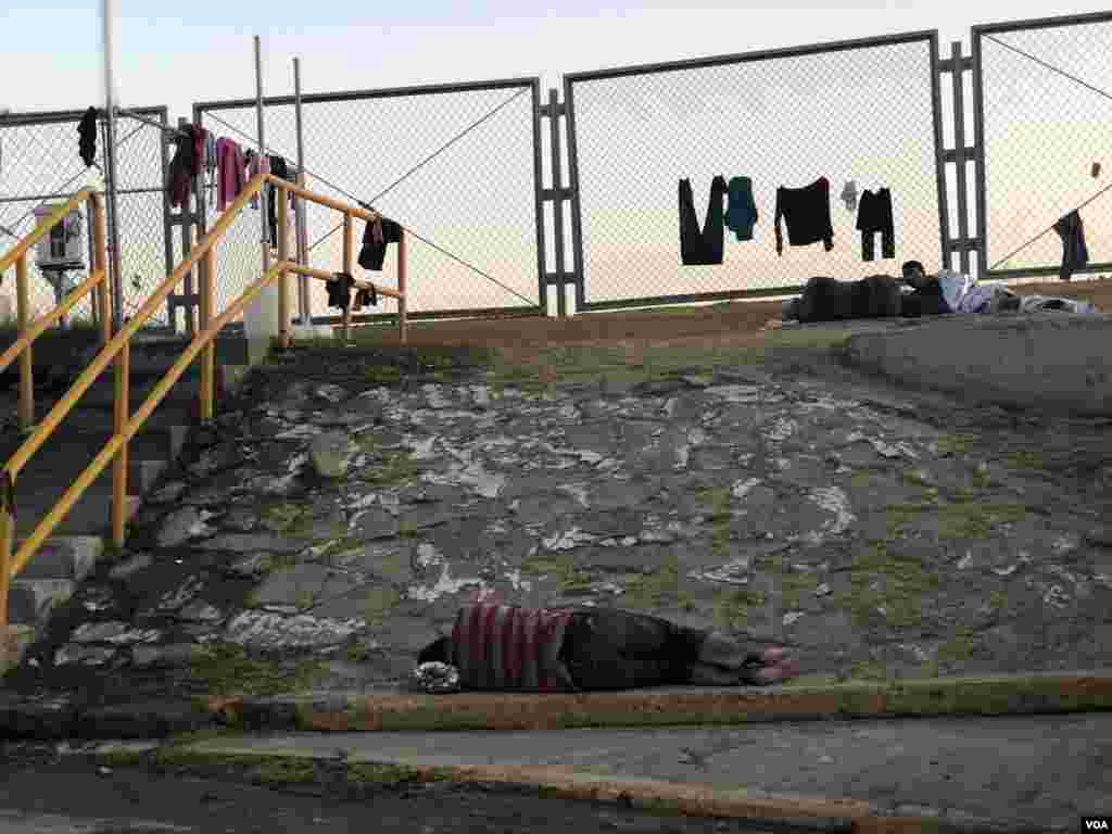 En la parte trasera del estacionamiento, las familias tienen ropa colgada porque la han lavado para tratar de tener las prendas limpias al salir del centro de detención.