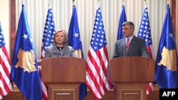 Državna sekretarka i premijer Kosova na konferenciji za novinare u Prištini