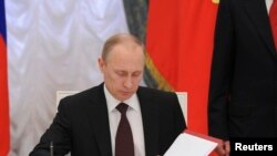 Vladimir Poutine a promulgué vendredi la loi finalisant l'annexion de la Crimée