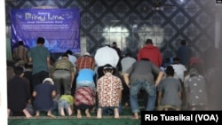 Penganut Ahmadiyah melaksanakan salat dzuhur berjamaah usai peringatan Isra Mi'raj di Bandung, Jawa Barat, Rabu, 3 April 2019 siang. (VOA/Rio Tuasikal)