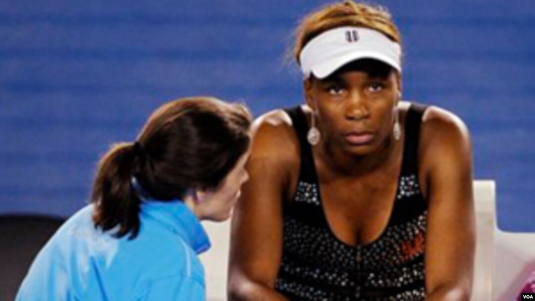 Venus Williams berkonsultasi dengan pelatih fisik sebelum mengundurkan diri dari pertandingan babak ketiga melawan petenis Jerman Andrea Petkovic akibat cedera di Kejuaraan Tenis Australia Terbuka hari Jumat (21/1).