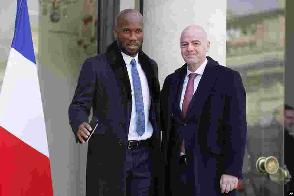L&#39;ancien footballeur ivoirien Didier Drogba, et le président de la FIFA, Gianni Infantino, à l&#39;Elysée à Paris, le 21 février 2018.