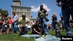 Personas se reúnen para rezar durante una vigilia luego de un tiroteo en Dayton, Ohio, el domingo 4 de agosto de 2019.