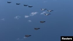 지난 10월 일본 규슈에서 일본 항공 자위대 소속 F-15, F-2 전투기와 미 해병대 소속 F-35B 전투기가 합동 훈련을 했다.