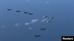 日本空中自卫队战机与美国海军陆战队战机在日本西南部九州岛举行联合军演（资料照，2022年10月4日）