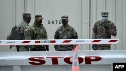 Tentara Garda Nasional menjaga keamanan di sekitar Gedung DPR AS, Capitol Hill di Washington, DC, 8 Januari 2021. (Foto: Brendan Smialowski / AFP)
