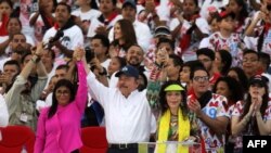 Presidente de Nicaragua Daniel Ortega (C) con su espoda y vicepresidenta, Rosario Murillo(D) y la vicepresidenta de Venezuela Delcy Rodriguez, el 19 de julio de 2019, en Managua.