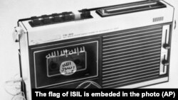 이슬람 수니파 무장조직 ISIL 로고가 그려진 라디오. (자료사진)