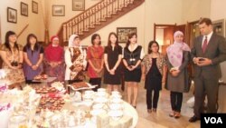 9 Wanita Pengusaha Muda Indonesia bersama Perwakilan dari Goldman Sachs, L. Brooks Entwistle (kanan).