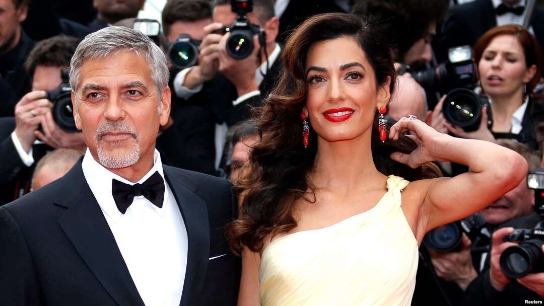 Salah satu bintang film “Money Monster,” George Clooney tiba bersama istrinya Amal, sambil berpose di atas karpet merah di penanyangan film tersebut selama diselenggarakannya Festival Film Cannes ke-69 di Cannes, Perancis (foto: REUTERS/Eric Gaillard)