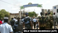 Des officiers de la gendarmerie gabonaise interviennent dans une situation de prise d'otages à la prison de Libreville, le 19 janvier 2009. (Photo d'archives)