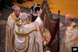 El rey Carlos III es coronado con la corona de San Eduardo en la Abadía de Westminster, Londres, el sábado 6 de mayo de 2023. (Aaron Chown/ vía AP)