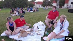 Familjet mblidhen në Aleksandria të Virxhinias për të parë fishekzjarret e Ditës së Pavarësisë