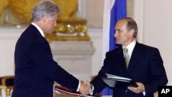 El presidente Bill Clinton y el mandatario ruso, Vladimir Putin, firmaron el acuerdo inicial sobre plutonio para armas, en el Kremlin, el 4 de junio de 2000.