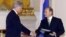 El presidente Bill Clinton y el mandatario ruso, Vladimir Putin, firmaron el acuerdo inicial sobre plutonio para armas, en el Kremlin, el 4 de junio de 2000.