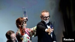 Massimo Bottura, pemilik Osteria Francescana di Italia, menerima penghargaan Restoran Terbaik dalam acara Penghargaan 50 Restoran Terbaik di Dunia, di Palacio Euskalduna di Bilbao, Spanyol, 19 Juni 2018.