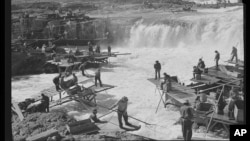 Ova istorijska fotografija koju je dostavila Kongresna biblioteka prikazuje Indijance koji pecaju lososa u Celilo Falls, Oregon, septembra 1941.