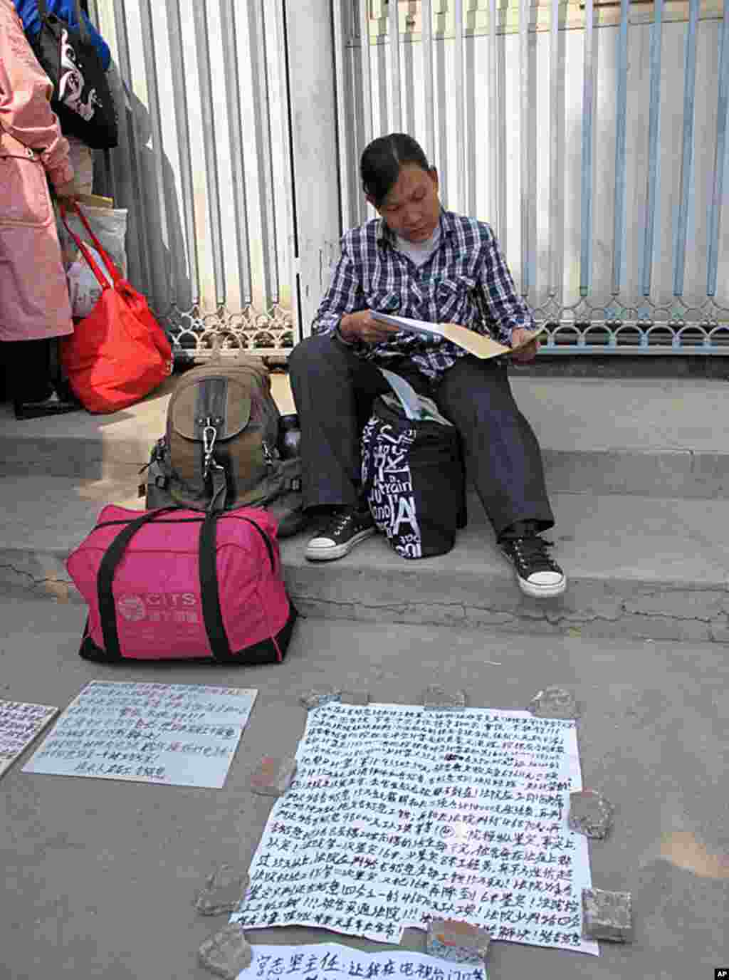 2011年5月25日在北京中央电视台外喊冤的上访人员