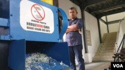 Muslim Mahardika dan mesin pencacah kantong plastik yang dikembangkan FT UGM. (Foto: VOA/Nurhadi)