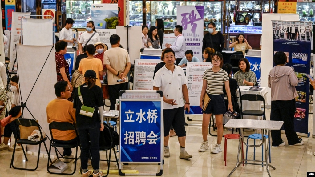 资料照片：人们参加北京的一场招聘会。在青年失业率飙升之际，数百万毕业生正在进入中国的就业市场。 （2023年8月19日）