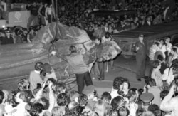 MOSCOW, USSR. -- The demolition of the Felix Dzerzhinsky monument on August 23, 1991. (TASS)