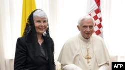 Thủ tướng Croatia Jadranka Kosor (trái) tiếp đón Ðức Giáo Hoàng Bênêđictô