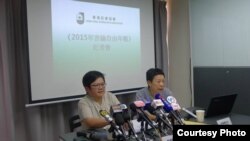 记协主席岑倚兰（左）公布最新言论自由年报（香港记协 facebook图片）