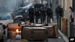 Policías y manifestantes se enfrentaron el sábado 16 de noviembre en París, Francia, a un año de la protesta de los "chalecos amarillos".