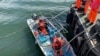 台湾海岸巡防署人员2024年6月9日在接近台北的淡水沿岸逮捕了一名阮姓中国男子，并登上此人驾驶的快艇。（台湾海巡署照片） 