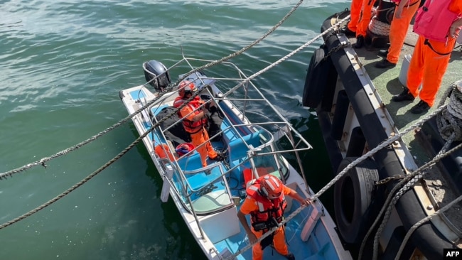 台灣海岸巡防署人員2024年6月9日在接近台北的淡水沿岸逮捕了一名阮姓中國男子，並登上此人駕駛的快艇。（台灣海巡署照片） 