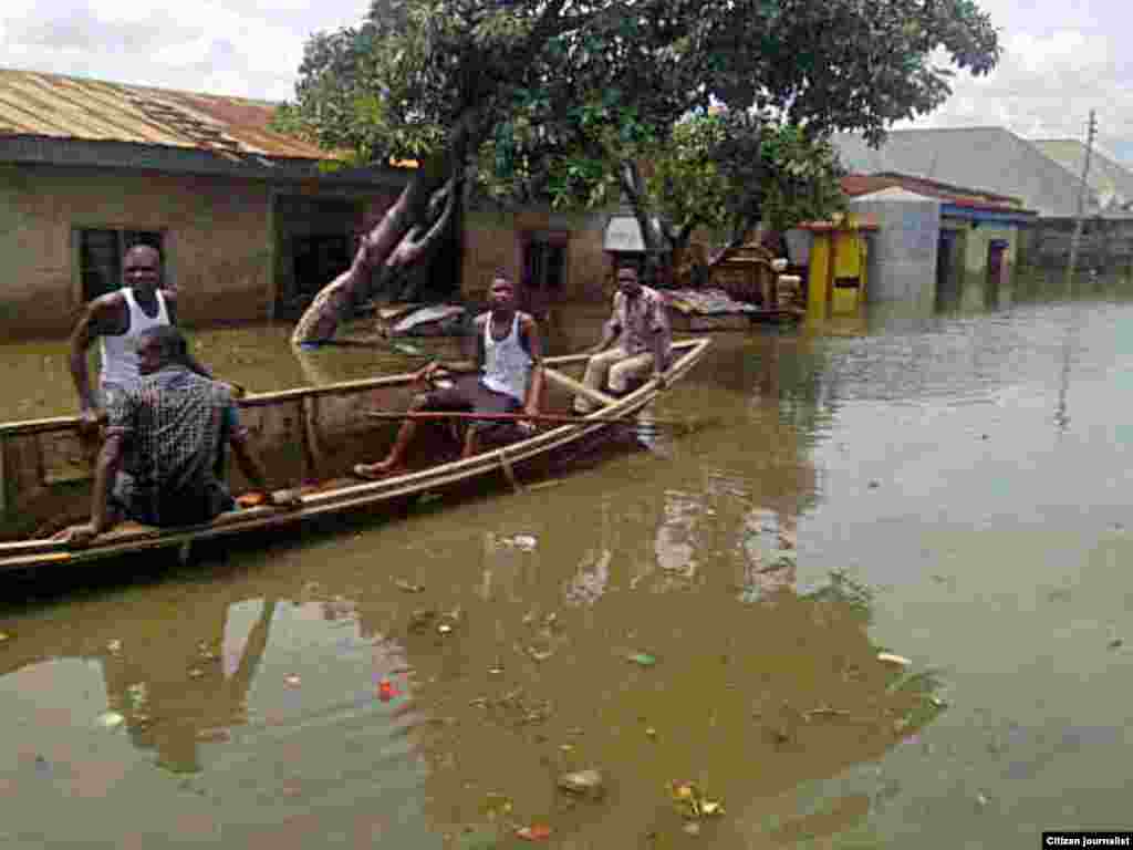 Kwale-kwale na jigilar mutane kan titin da ruwa ya malale a wata unguwa a Makurdi