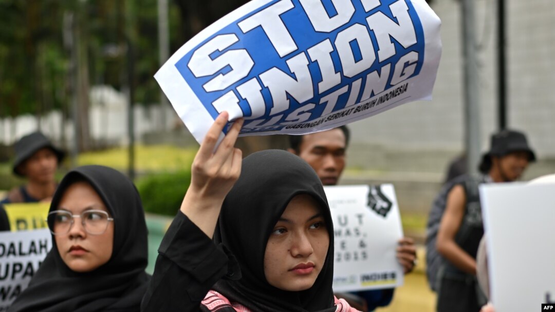 Beberapa aktivis perempuan membawa poster saat demo di Jakarta, 10 Desember 2019. (Foto: AFP)