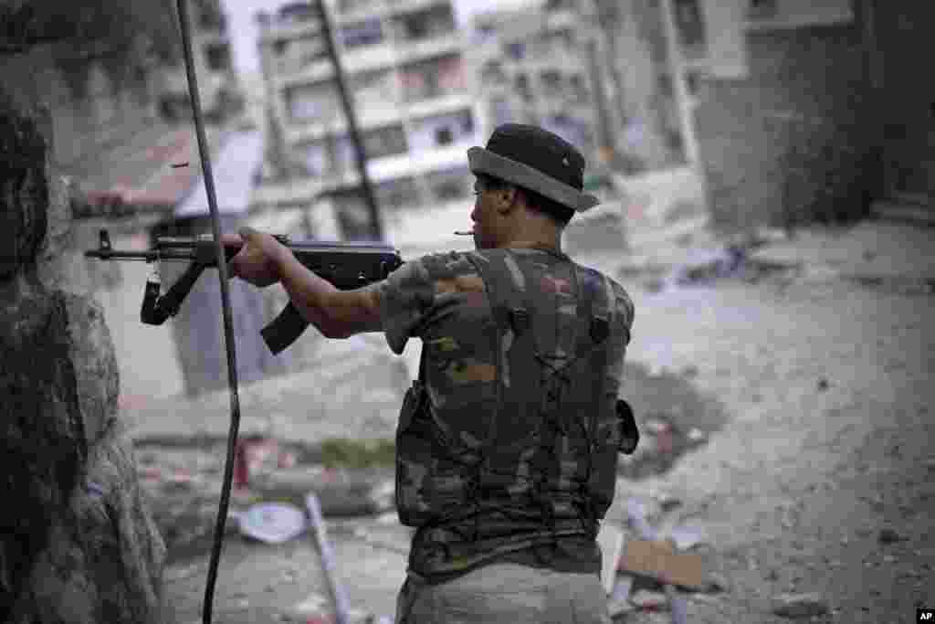 ນັກລົບກອງທັບປົດປ່ອຍຊີເຣຍ ຍິງປືນໃສ່ທະຫານກອງທັບລັດຖະບານຊີເຣຍ ໄດ້ຕັ້ງທ່າຍິງ ຢູ່ໃນນະຄອນ Aleppo ຂອງຊີເຣຍ. ໂດຍການທ້ອນໂຮມເອົາອາວຸດເທື່ອເລັກເທື່ອນ້ອຍ ພວກກະບົດຊາວຊີເຣຍ ໄດ້ຂະຫຍາຍ ຄັງອາວຸດຂອງຕົນ ແລະສາມາດໄດ້ມີອາວຸດທີ່ທັນສະໄໝຂຶ້ນກວ່າເກົ່າ ໃນວັນທີ 11 ກັນຍາ, 2012.