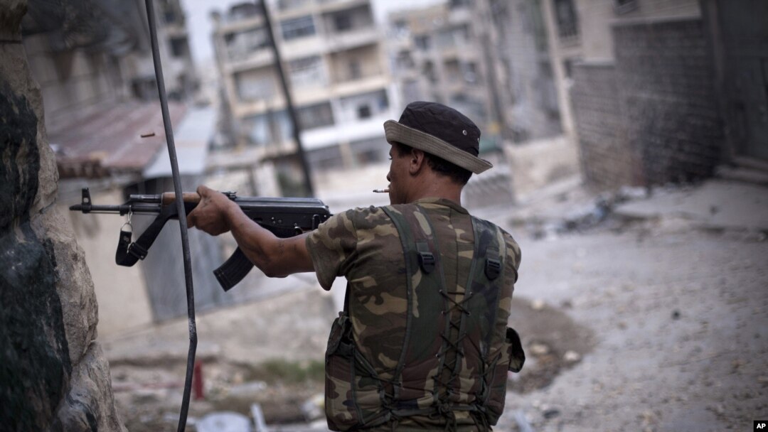 Binh sĩ của lực lượng Giải phóng Syria chiến đấu tại thành phố Aleppo, Syria