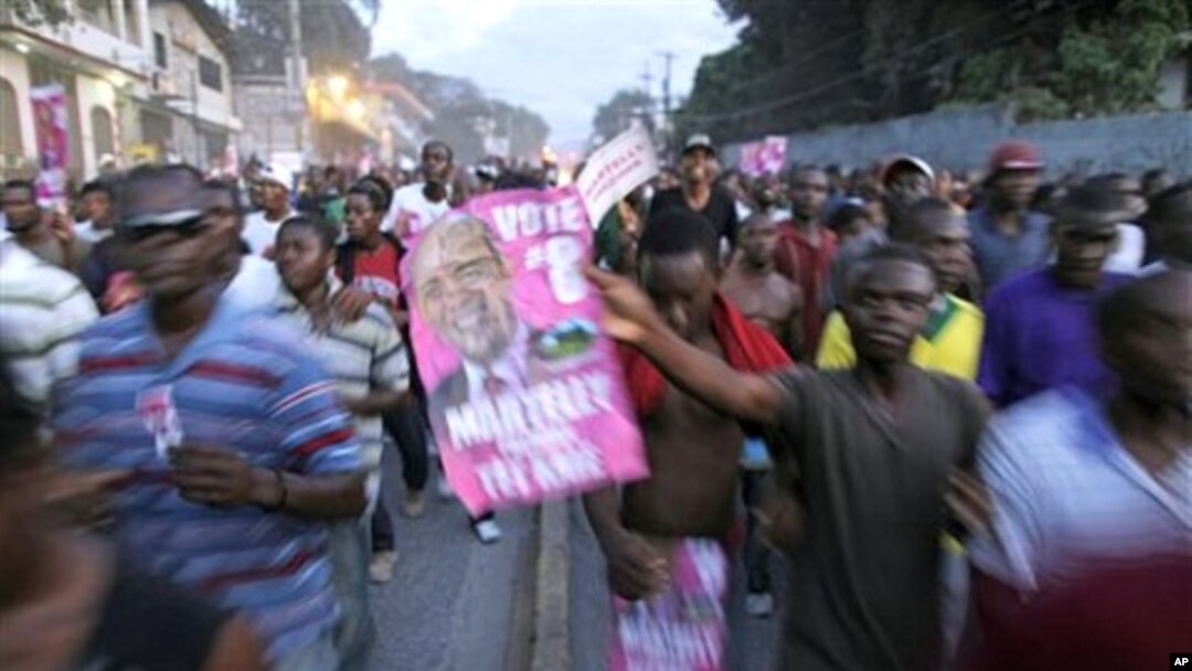 Supporters of Haiti's presidential candidate Michel Martelly demonstrate against the general elections in Port-au-Prince, 28 Nov. 2010.