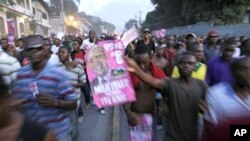 Supporters of Haiti's presidential candidate Michel Martelly demonstrate against the general elections in Port-au-Prince, 28 Nov. 2010.