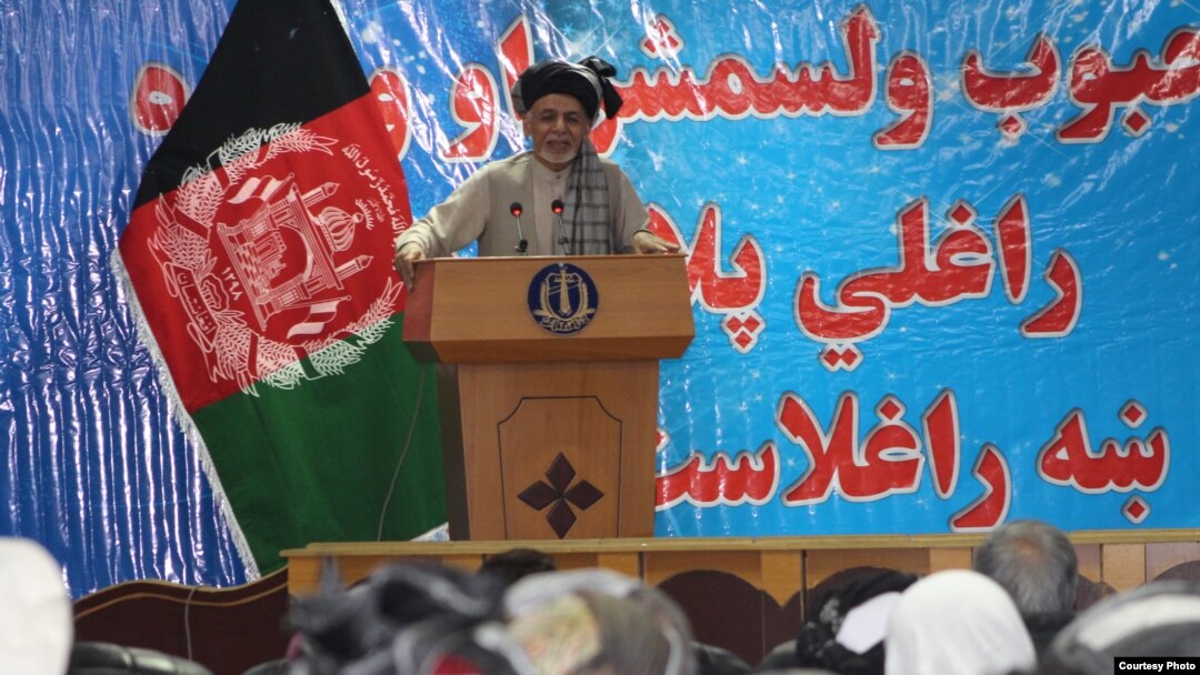 د اتوار، یکشنبې، په ورځ د پکتیا ولایت مرکز گردیز کې اشرف غني د امنیتي چارواکو، د قومي مشرانو او د یني علماو په غونډه کې غوښتنه وکړه چې ولس دې د سولې په بهیر فشار راوړي
