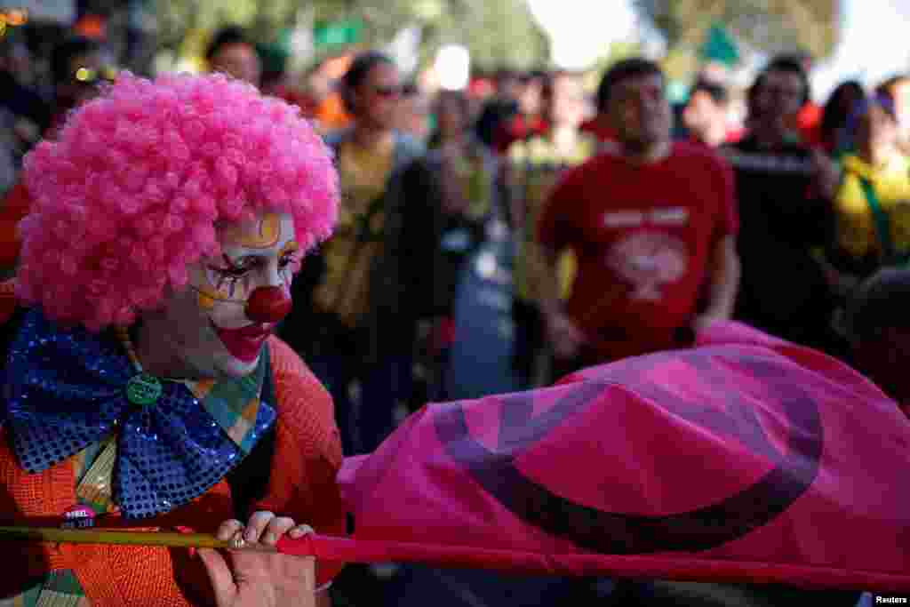 Una persona vestida de payaso, junto con otros manifestantes, bloquea un camino mientras asisten a la protesta de la Rebelión de la Extinción en el centro de París, Francia, el 7 de octubre de 2019. REUTERS.