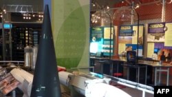 Los Alamos'ta "Atom Bombası" müzesi. Ön planda konik şekilli siyah cisim füzelerin ucuna yerleştirilen nükleer savaş başlığı