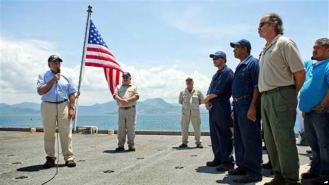 Menteri Pertahanan Leon Panetta (kiri) berpidato di depan para kru USNS Richard E. Byrd di Teluk Cam Ranh, Vietnam (3/6). 