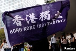 Algunos de los manifestantes del 9 de junio de 2020 pedían independencia para Hong Kong.