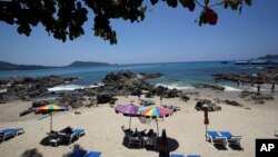 Para turis di Pantai Patong, provinsi Phuket, bagian selatan Thailand. (AP/Sakchai Lalit)