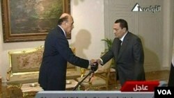 Presiden Hosni Mubarak mengucapkan selamat kepada Omar Suleiman setelah mengucapkan sumpah jabatan sebagai Wakil Presiden, Sabtu (29/1).