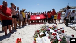 Warga mengheningkan cipta di lokasi serangan di Sousse, Tunisia (28/6). (AP/Abdeljalil Bounhar)