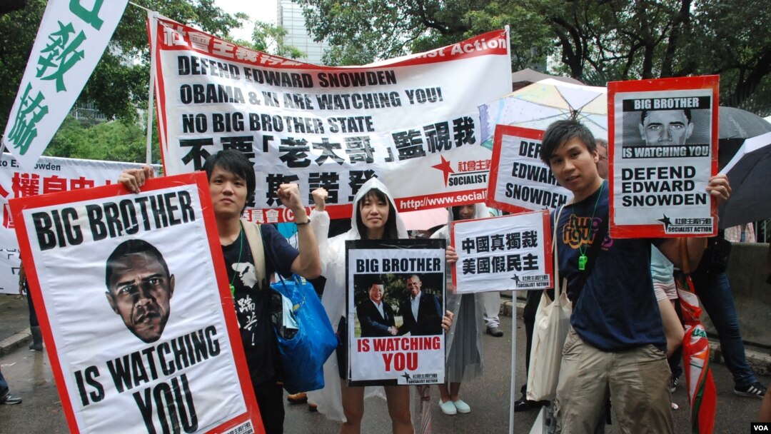 Ratusan warga Hong Kong berunjuk-rasa hari Sabtu (15/6), mendukung warga AS Edward Snowden yang membocorkan program pemantauan rahasia AS. 