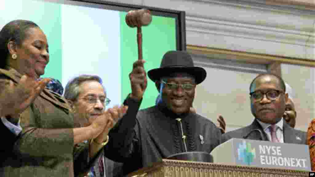 Shugaban Najeriya Goodluck Jonathan Ya Ziyarci Kasuwar Hadahadan Sayarda Hannun Jari Ta New York Ranar 23 Ga Watan Satumba Na Shekarar 2013.