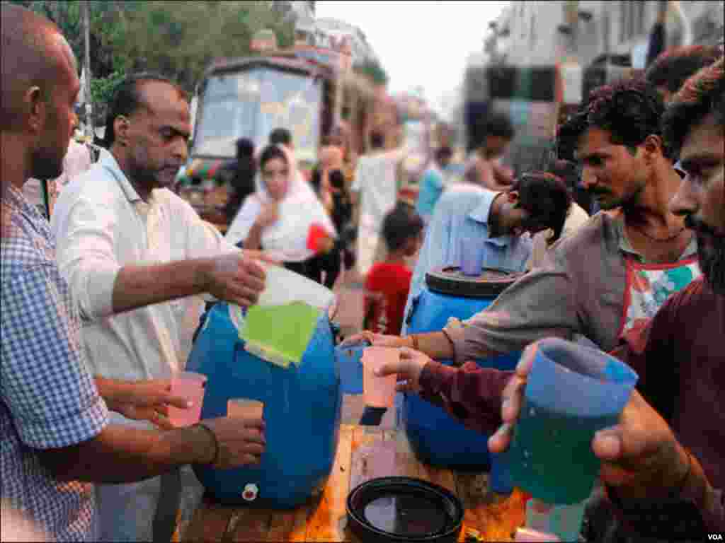 افطاری کے ساتھ شربت بھی پیش کیا جاتا ہے