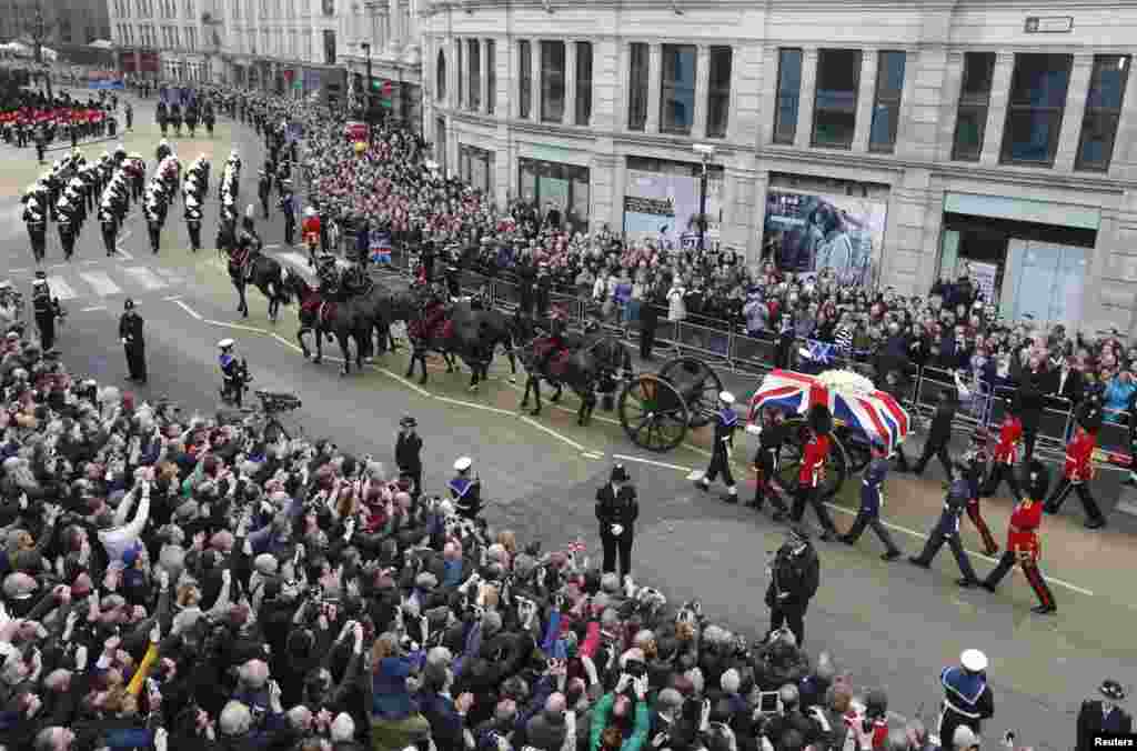 Warga memadati jalanan London untuk mengikuti prosesi pemakaman mantan PM Inggris Margaret Thatcher, saat melewati Ludgate Hill&nbsp; menuju Gereja Katedral St.Paul, London, 17 April 2013.