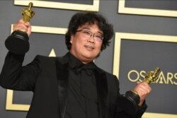 Bong Joon Ho, director de la película surcoreana, Parásitos, celebra los premios obtenidos a mejor director y mejor película, que la academia otorgó por primera ocasión a un filme hablado totalmente en lengua extranjera.